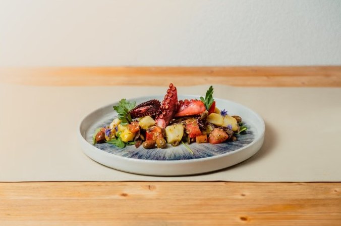 Polpo alla griglia con patate e limone